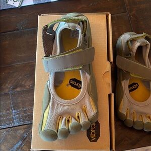 Vibram size 36 FiveFingers Olive Shoes NIB